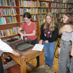 Warsztaty drukarskie w bibliotece