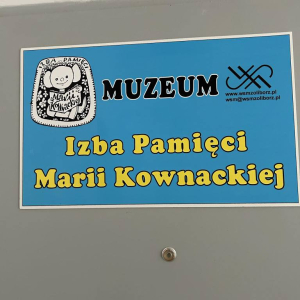 Szyld Muzeum - Izba Pamięci Marii Kownackiej