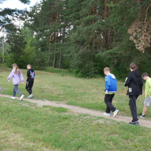 Gra terenowa w GBP w Małkini Górnej z udziałem Krzysztofa Petka i uczniów ze SP nr 2 w Małkini Górnej
