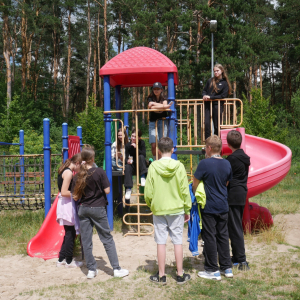 Gra terenowa w GBP w Małkini Górnej z udziałem Krzysztofa Petka i uczniów ze SP nr 2 w Małkini Górnej