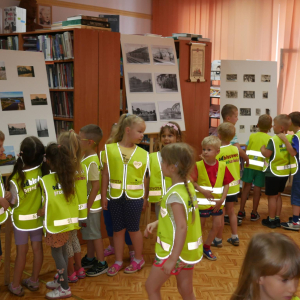 Przedszkolaki oglądają wystawę zdjęć o Małkini