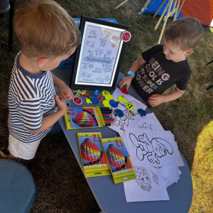 Stoisko promocyjne biblioteki podczas Nocy z Gwiazdami