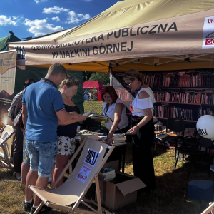 Stoisko promocyjne biblioteki podczas Nocy z Gwiazdami