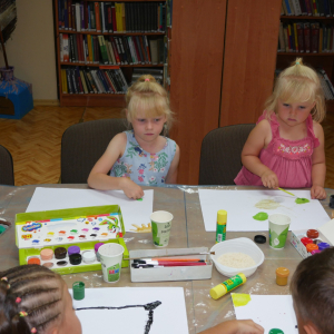 Wakacyjny pejzaż / wakacyjne zajęcia w bibliotece