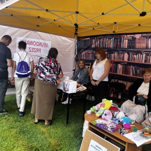 Pracownicy biblioteki i uczestnicy wydarzenia na Gminnych Dożynkach