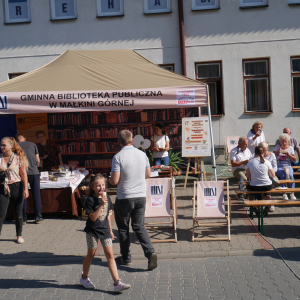 Święto Pieczonego Ziemniaka na placu przed biblioteką