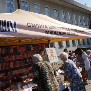 Święto Pieczonego Ziemniaka na placu przed biblioteką