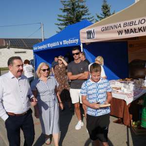 Święto Pieczonego Ziemniaka na placu przed biblioteką