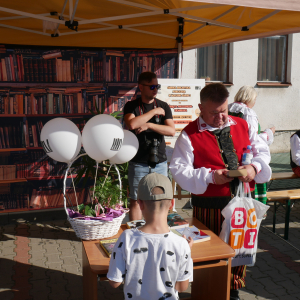 Święto Pieczonego Ziemniaka na placu przed biblioteką