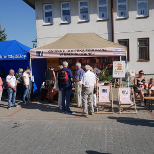 Święto Pieczonego Ziemniaka na placu przed biblioteką