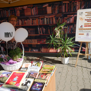 Święto Pieczonego Ziemniaka na placu przed biblioteką