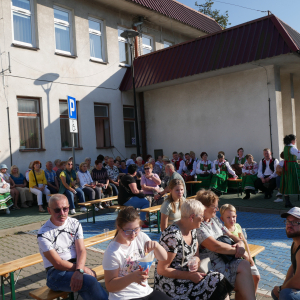 Święto Pieczonego Ziemniaka na placu przed biblioteką