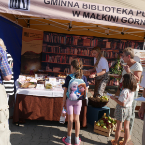 Święto Pieczonego Ziemniaka na placu przed biblioteką