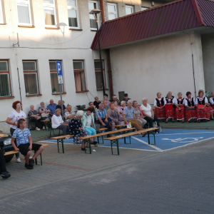 Święto Pieczonego Ziemniaka na placu przed biblioteką