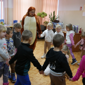 Tydzień Pluszowego Misia/ wizyta w bibliotece  przedszkolaków z grupy "Wiewiórki"