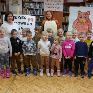 Tydzień Pluszowego Misia/ wizyta w bibliotece  przedszkolaków z grupy "Wiewiórki"