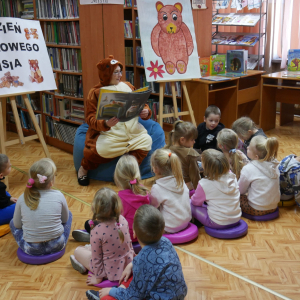 Tydzień Pluszowego Misia/ wizyta w bibliotece  przedszkolaków z grupy "Wiewiórki"