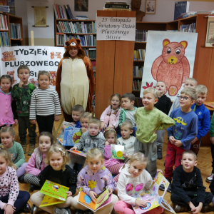 Tydzień Pluszowego Misia/ wizyta w bibliotece  przedszkolaków z grupy "Jeżyki" i "Żabki"