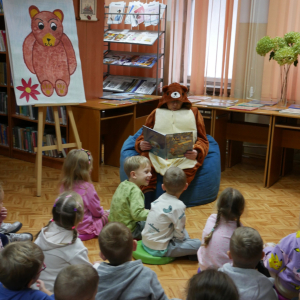 Tydzień Pluszowego Misia/ wizyta w bibliotece  przedszkolaków z grupy "Jeżyki" i "Żabki"