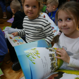 Tydzień Pluszowego Misia/ wizyta w bibliotece  przedszkolaków z grupy "Jeżyki" i "Żabki"