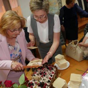 Panie rozdają tort
