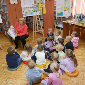 Przedszkolaki z grupy "Pszczółki" i "Wiewiórki" w bibliotece