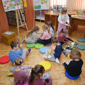Przedszkolaki z grupy "Pszczółki" i "Wiewiórki" w bibliotece