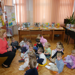 Przedszkolaki z grupy "Pszczółki" i "Wiewiórki" w bibliotece