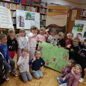 Przedszkolaki z grupy "Pszczółki" i "Wiewiórki" w bibliotece