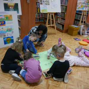 Przedszkolaki z grupy "Pszczółki" i "Wiewiórki" w bibliotece