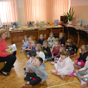 Przedszkolaki z grupy "Pszczółki" i "Wiewiórki" w bibliotece