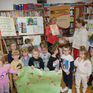 Przedszkolaki z grupy "Pszczółki" i "Wiewiórki" w bibliotece