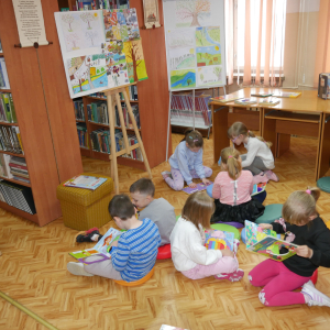 Przedszkolaki z grupy "Pszczółki" i "Wiewiórki" w bibliotece
