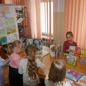 Przedszkolaki z grupy "Pszczółki" i "Wiewiórki" w bibliotece