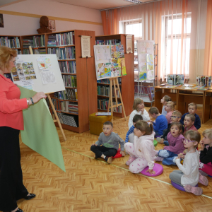 Przedszkolaki z grupy "Pszczółki" i "Wiewiórki" w bibliotece