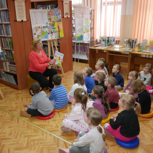 Przedszkolaki z grupy "Pszczółki" i "Wiewiórki" w bibliotece