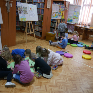 Przedszkolaki z grupy "Pszczółki" i "Wiewiórki" w bibliotece
