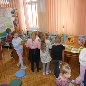 Przedszkolaki z grupy "Pszczółki" i "Wiewiórki" w bibliotece