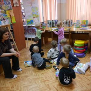 Przedszkolaki z grupy "Pszczółki" i "Wiewiórki" w bibliotece