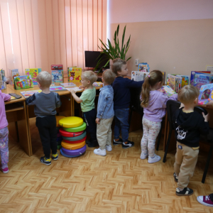 Przedszkolaki z grupy "Pszczółki" i "Wiewiórki" w bibliotece