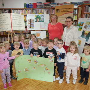 Przedszkolaki z grupy "Pszczółki" i "Wiewiórki" w bibliotece