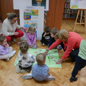 Przedszkolaki z grupy "Pszczółki" i "Wiewiórki" w bibliotece