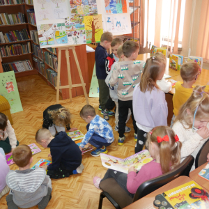 Przedszkolaki z grupy Żabki w bibliotece