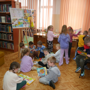 Przedszkolaki z grupy Żabki w bibliotece