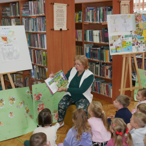 Przedszkolaki z grupy Żabki w bibliotece
