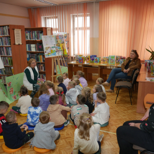 Przedszkolaki z grupy Żabki w bibliotece