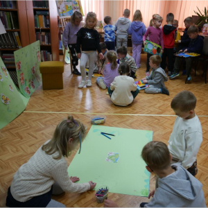 Przedszkolaki z grupy Żabki w bibliotece