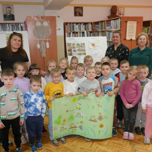 Przedszkolaki z grupy Żabki w bibliotece