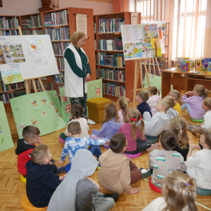 Przedszkolaki z grupy Żabki w bibliotece