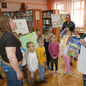 Przedszkolaki z grupy Żabki w bibliotece